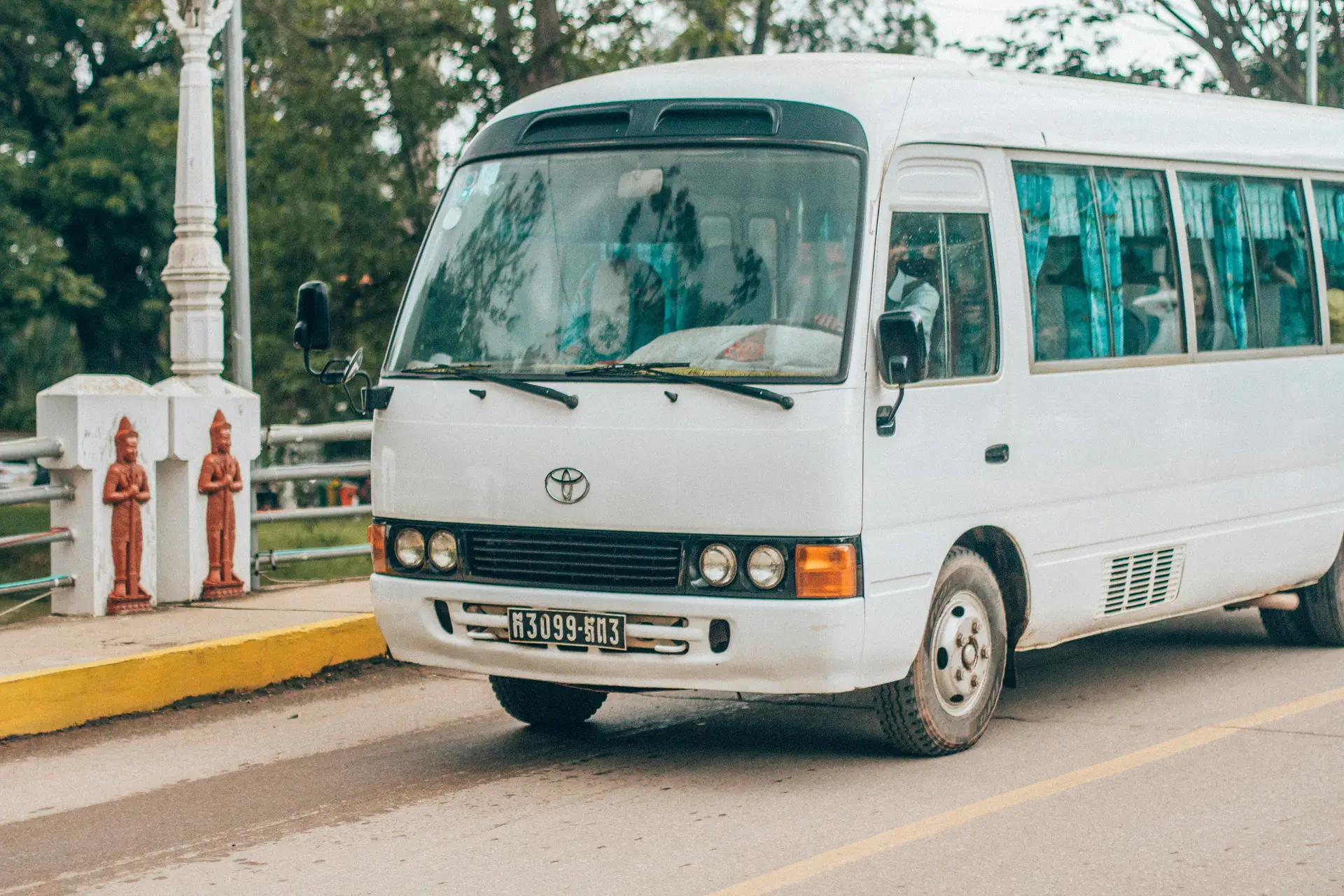 Mini Bus (15–22 Passengers)